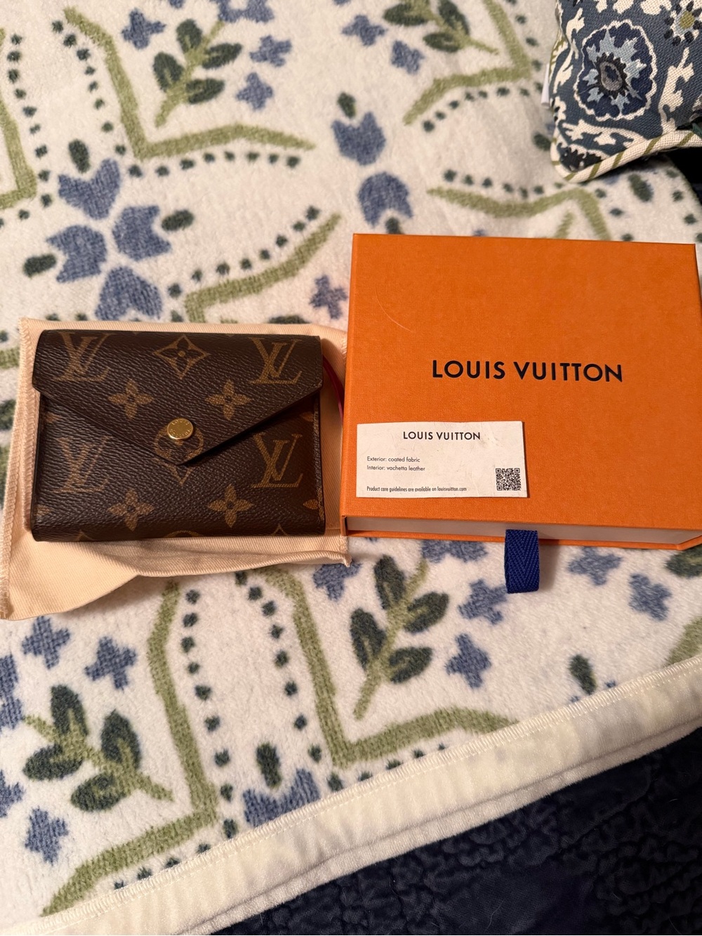 Louis VuittonVictorine small wallet. Fuchsia inside. Excellent condition